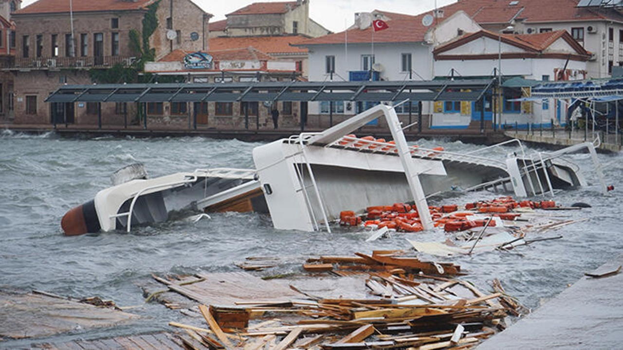 Fırtına, Ayvalık'ı yıktı, geçti