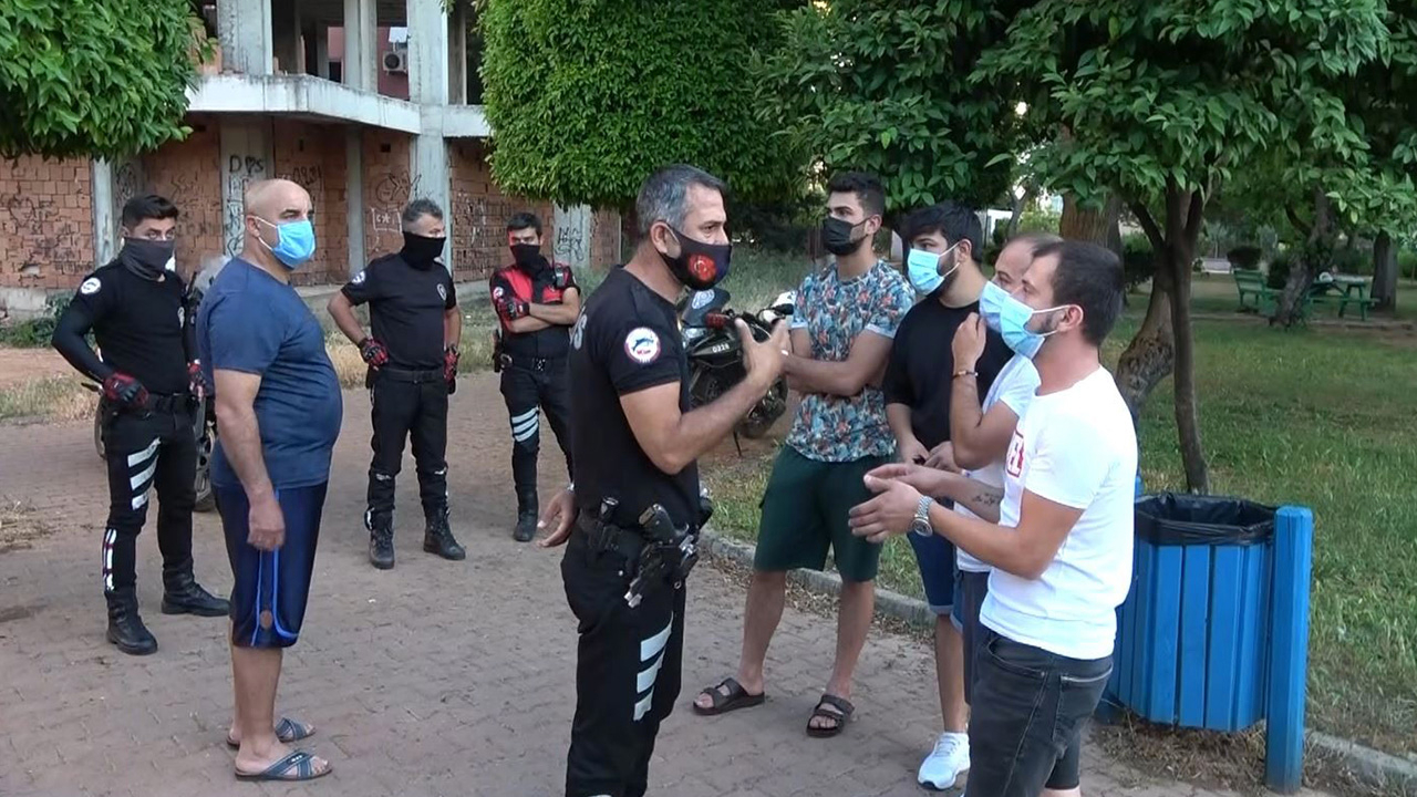 Kısıtlamaya rağmen dışarı çıkıp kavga ettiler