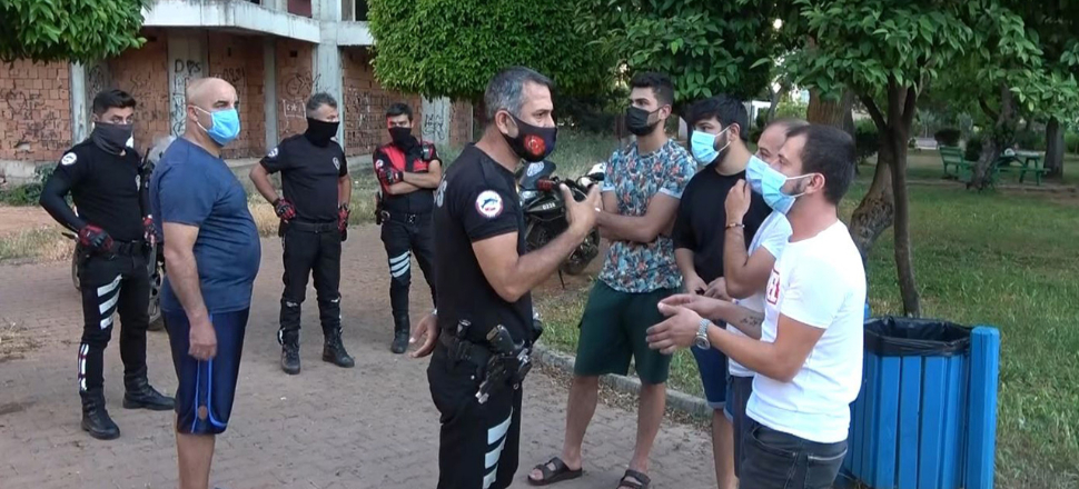 Kısıtlamaya rağmen dışarı çıkıp kavga ettiler