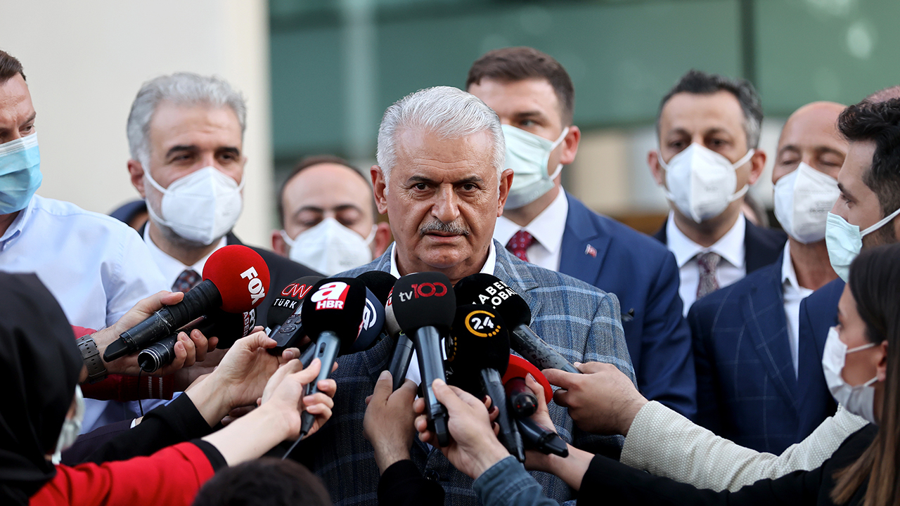 "Çamur atanın önce eli kirlenir"