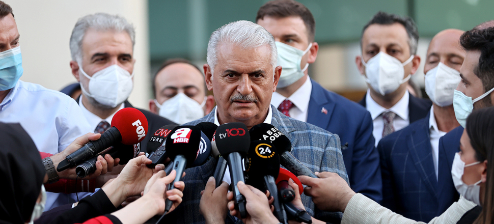 "Çamur atanın önce eli kirlenir"