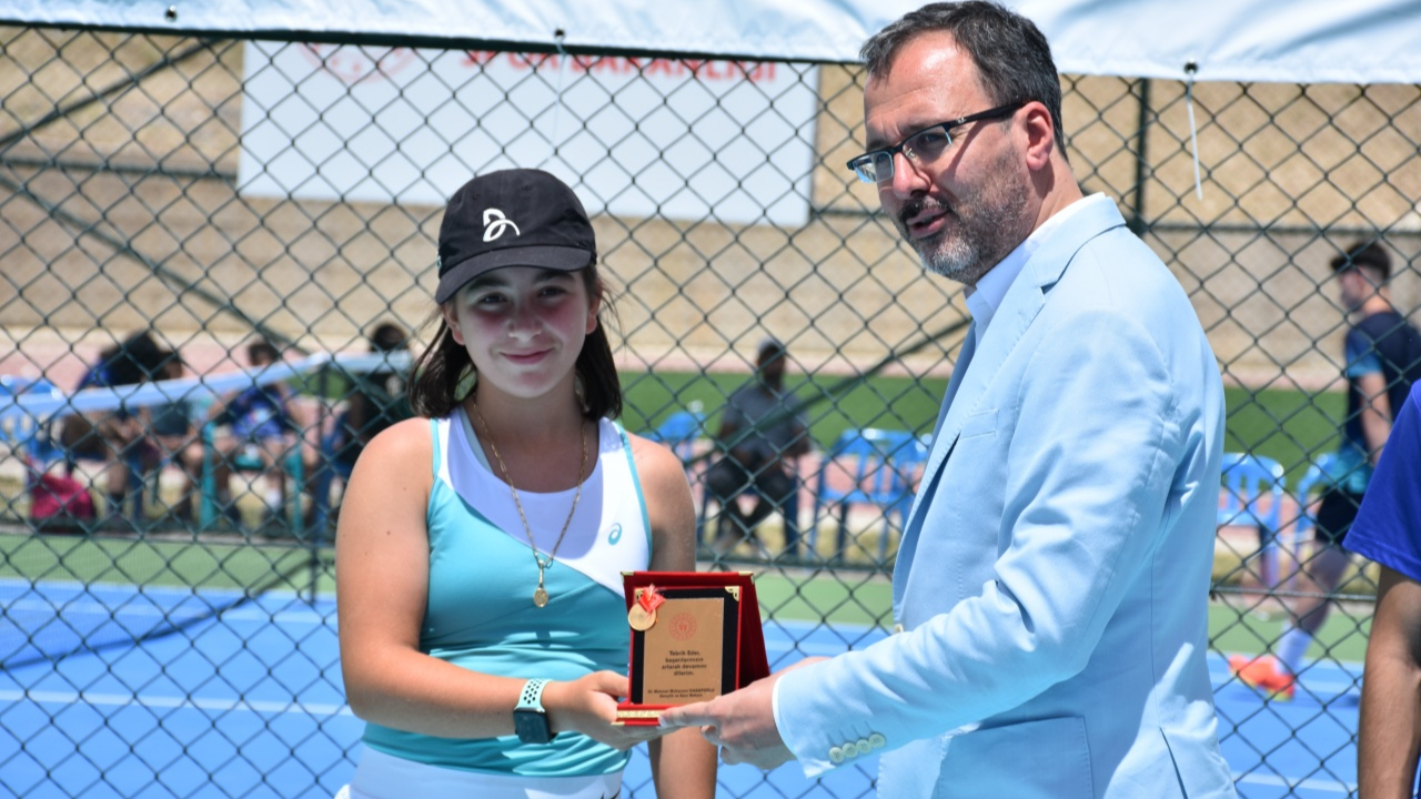Bakanı Kasapoğlu, Cudi Cup Tenis Turnuvası'nı izledi