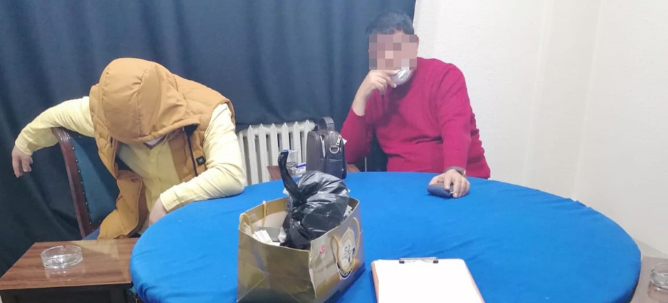 Polisi görenler camdan atlayarak kaçmaya çalıştı