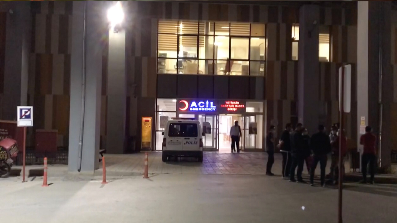 Sağlık çalışanlarını ve polisi darp etti