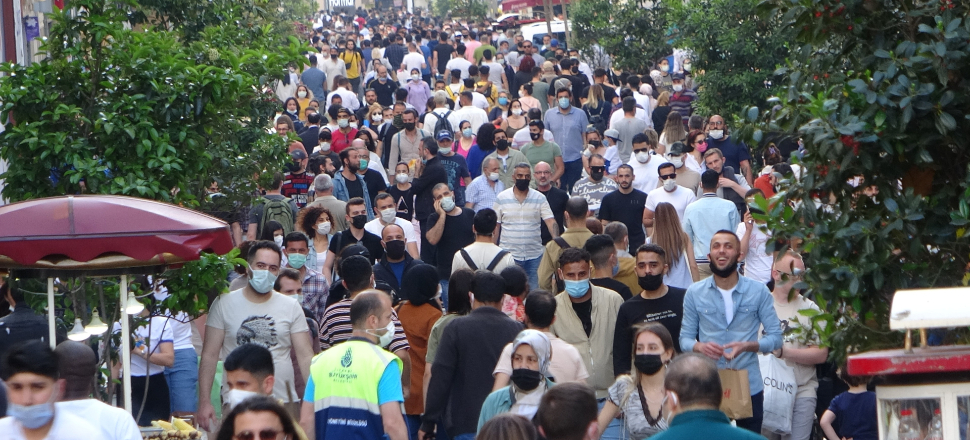 İstiklal Caddesi tıklım tıklım!