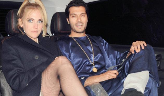 Meryem Uzerli 'uzaylı' oldu! Mini eteğinin azizliğine uğradı