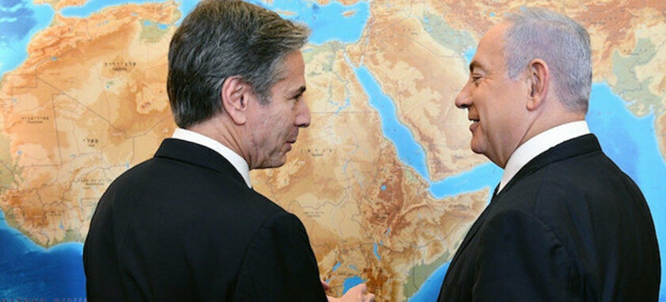 Netanyahu ile Orta Doğu haritası önünde  poz