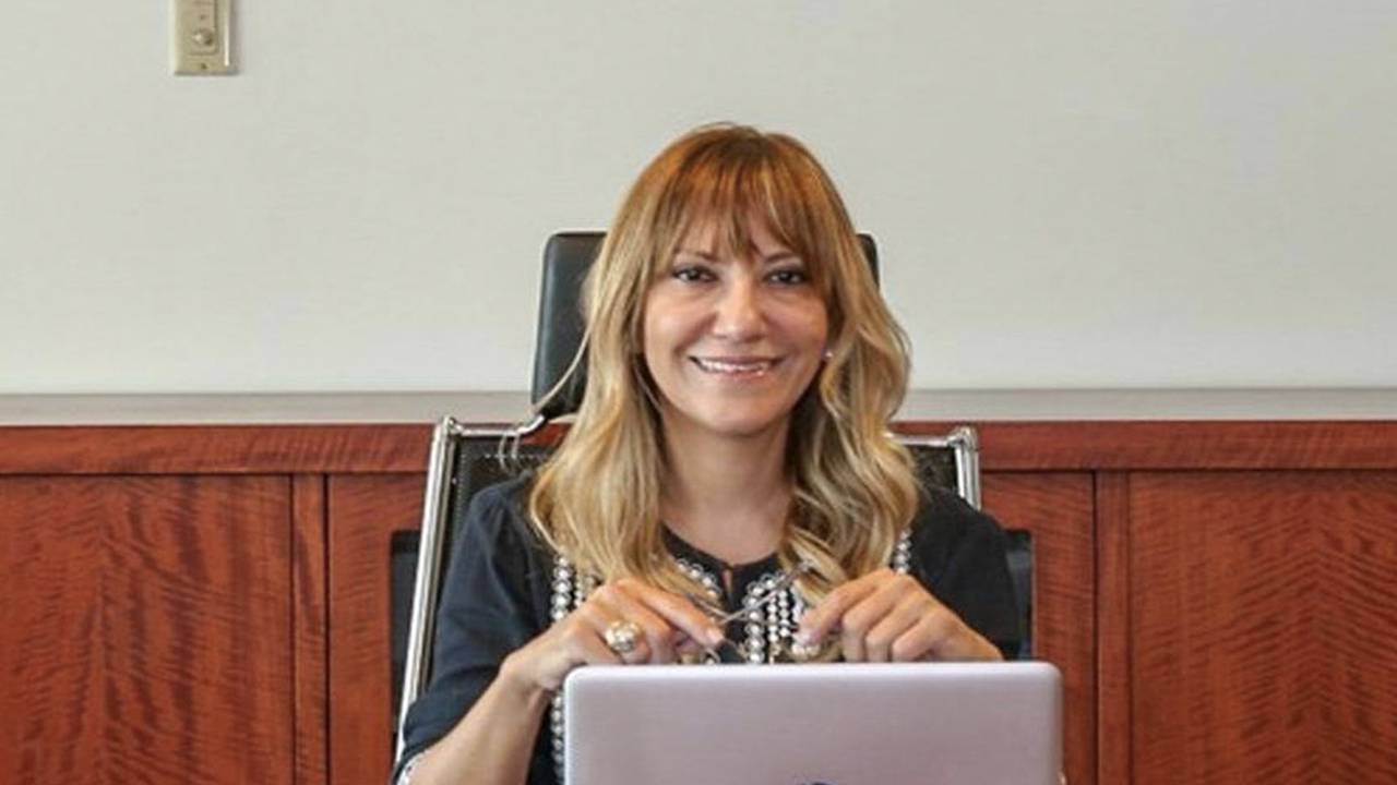 Başörtülü kadınlara hakaret etmesine rağmen hâlâ İBB'den maaş alıyor