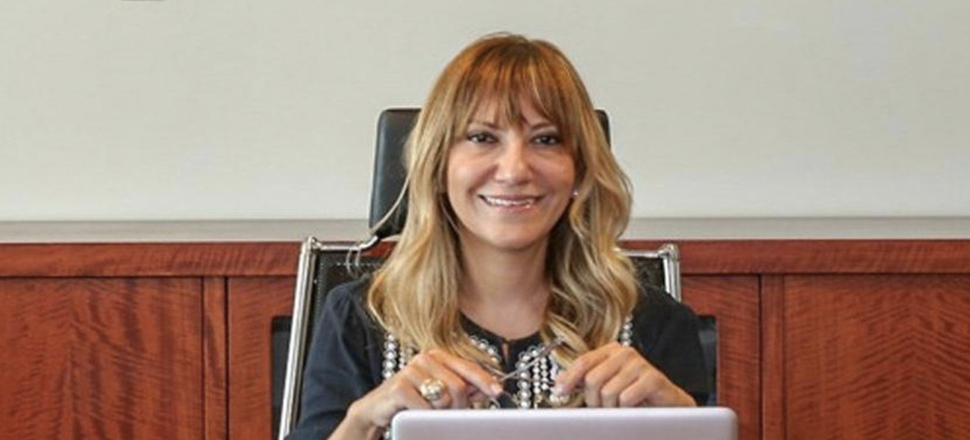 Başörtülü kadınlara hakaret etmesine rağmen hâlâ İBB'den maaş alıyor