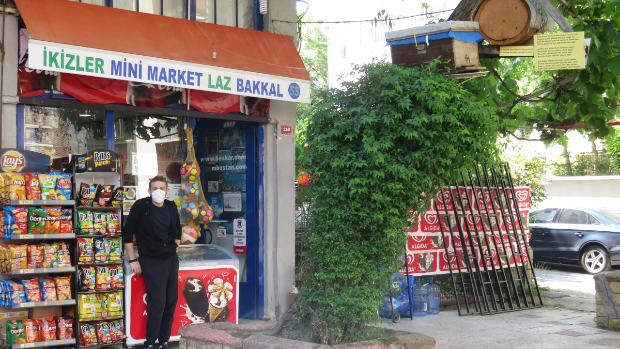 'Laz Bakkal' Kadıköy'ün göbeğinde arı yetiştiriyor