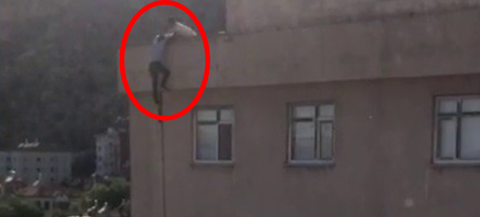Çatıdan sarkan adamı böyle kurtardılar
