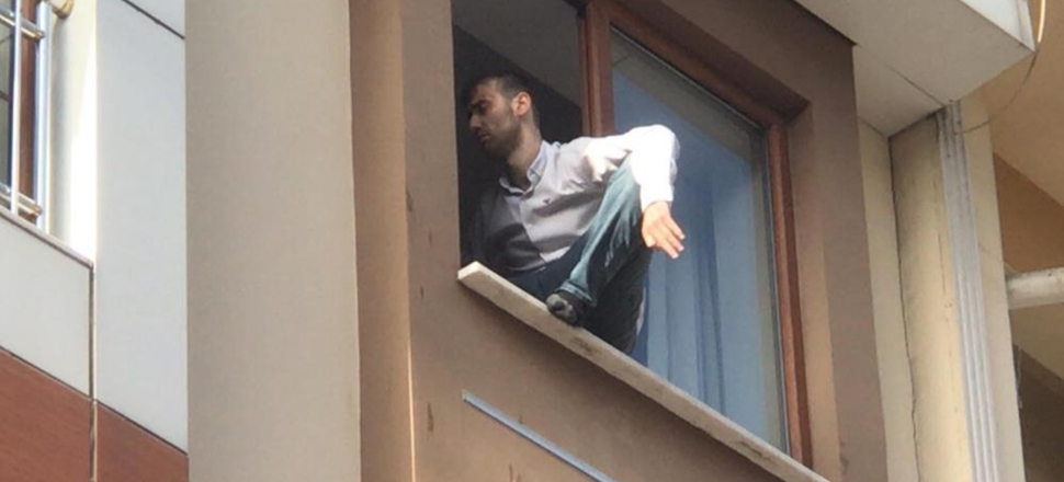 Özel harekat polisi intihar etmek isteyen genci böyle kurtardı