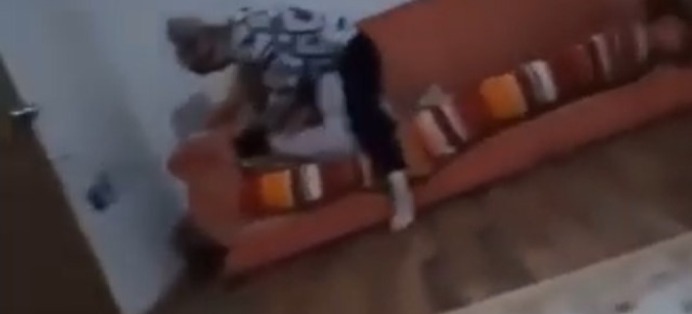 Darp ettiği kızının ayağına kapanıp af diledi