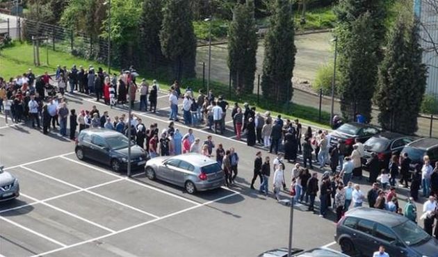 Almanya'da 500 metrelik 16 Nisan kuyruğu