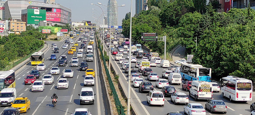 İstanbul'da kısıtlama öncesi trafik kilitlendi