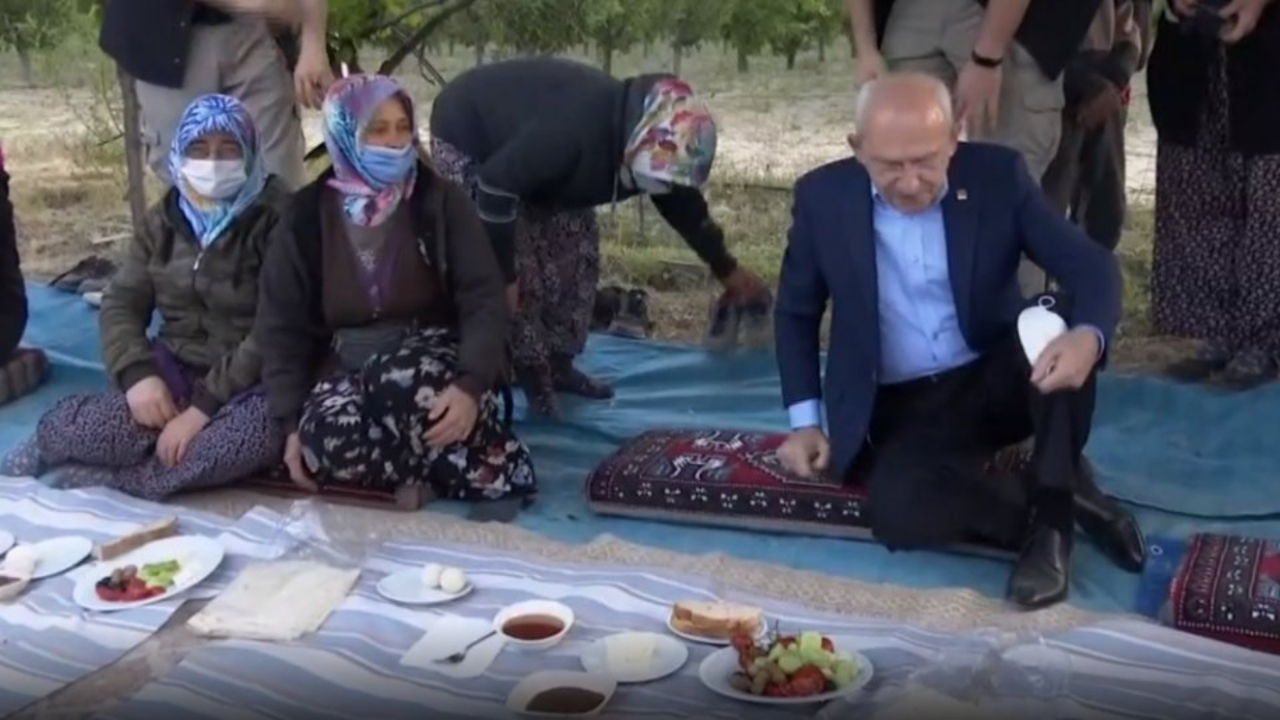 Yer sofrasında tek ayakkabı giyen Kılıçdaroğlu