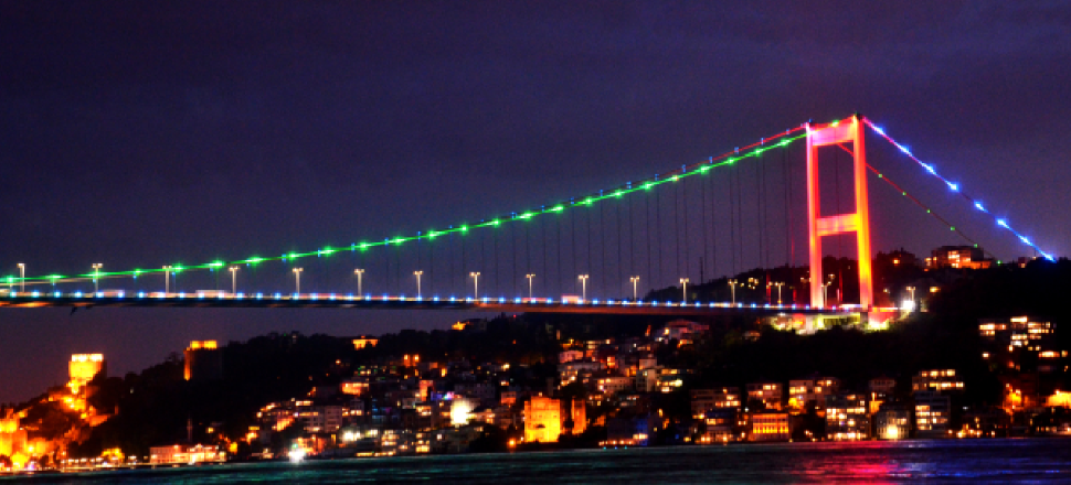 İstanbul'daki köprüler Azerbaycan renklerine büründü