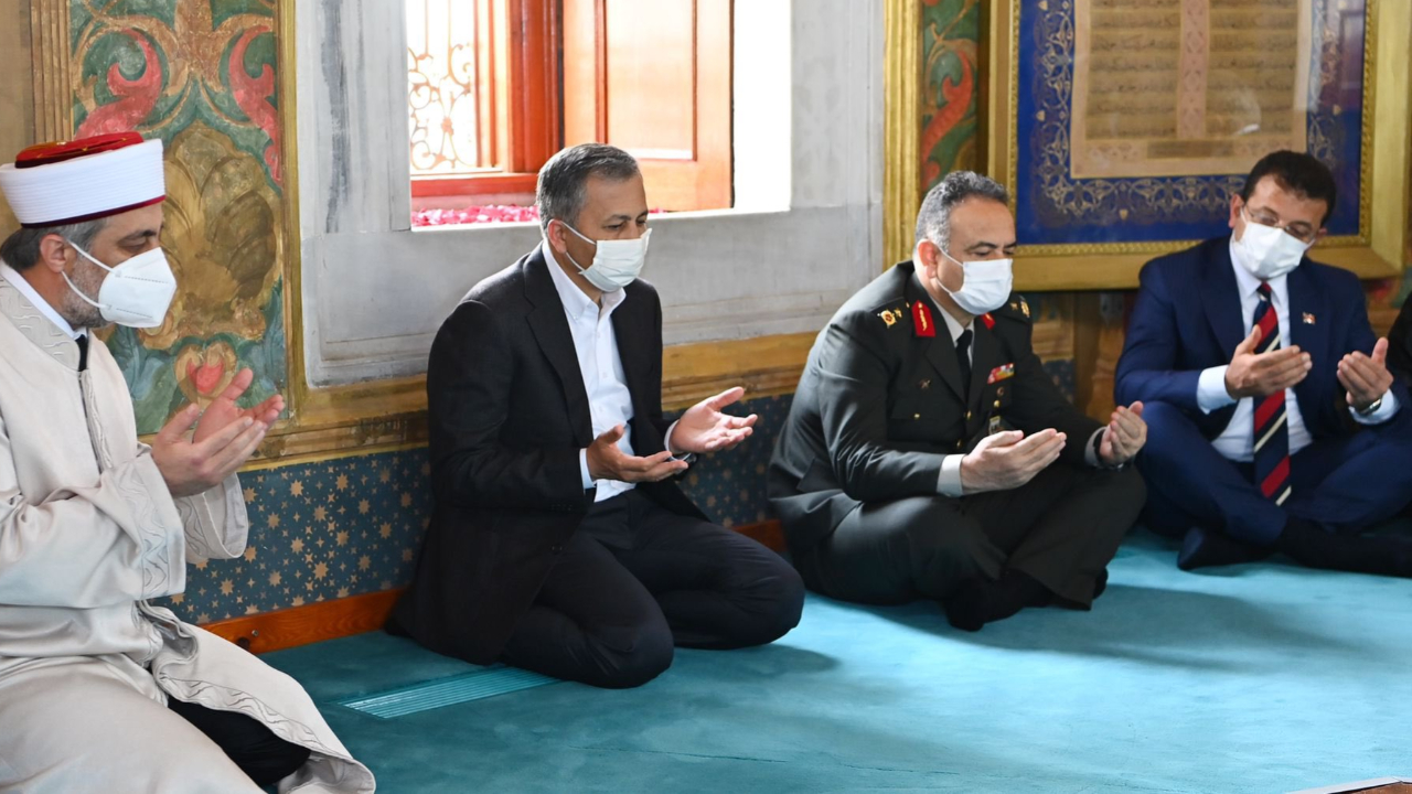 Fatih Sultan Mehmet dualarla anıldı