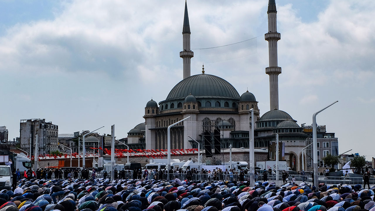 Hürriyet’in skandal haberiyle Taksim Camii’ne saldırdı