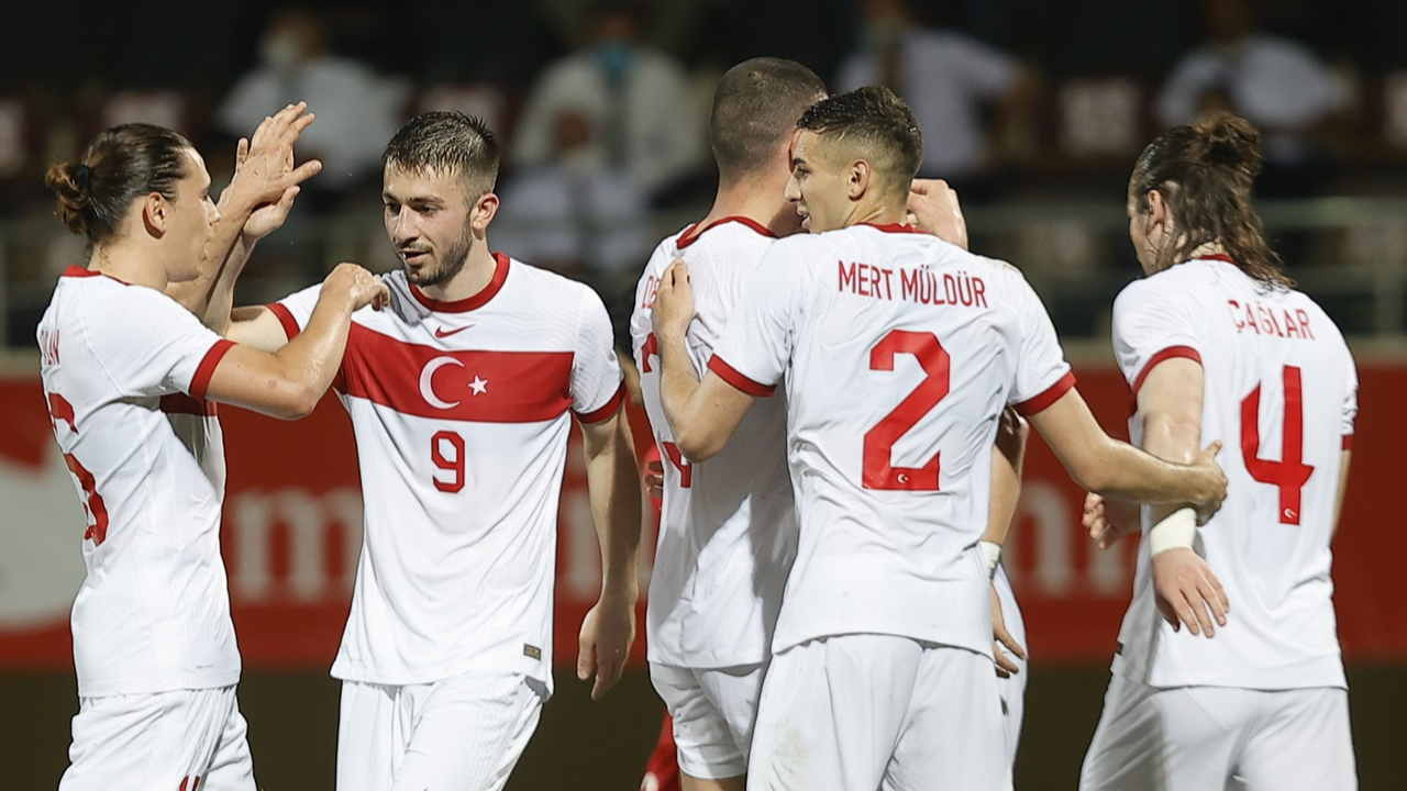 Sırada Gine var! A Milli Takım sahaya çıkıyor...