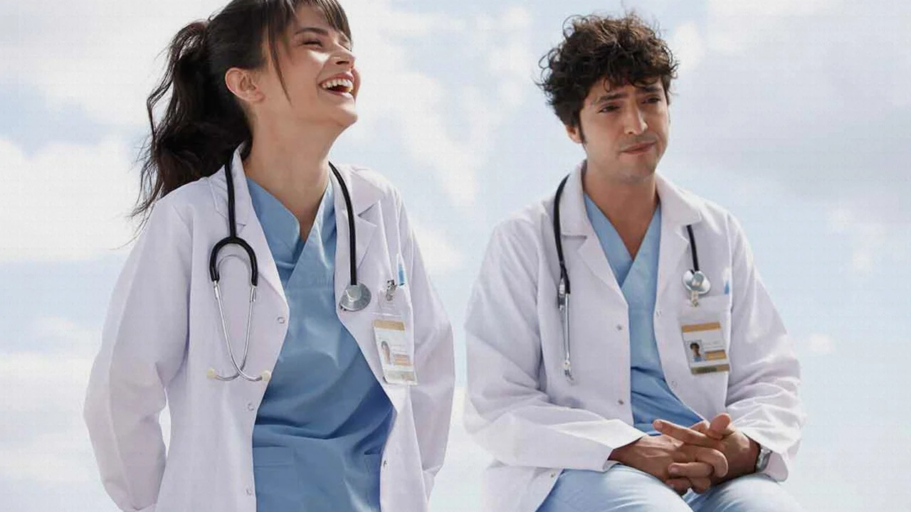 İzleyici Mucize Doktor’un Finalini İzlerken, Dizinin Kadın Oyuncuları Da Tatilden Pozlar Gönderdi!
