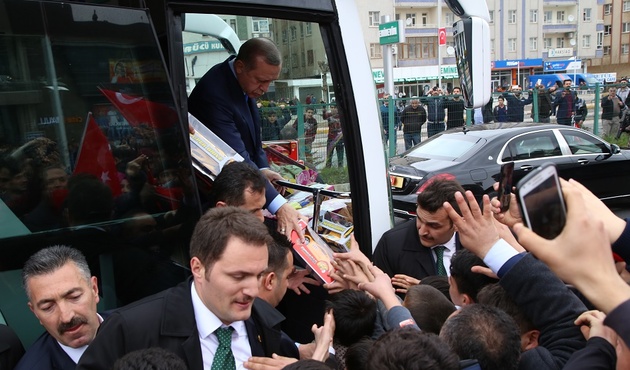 Diyarbakır'da tarihi gün! Sokaklarda sevgi seli...