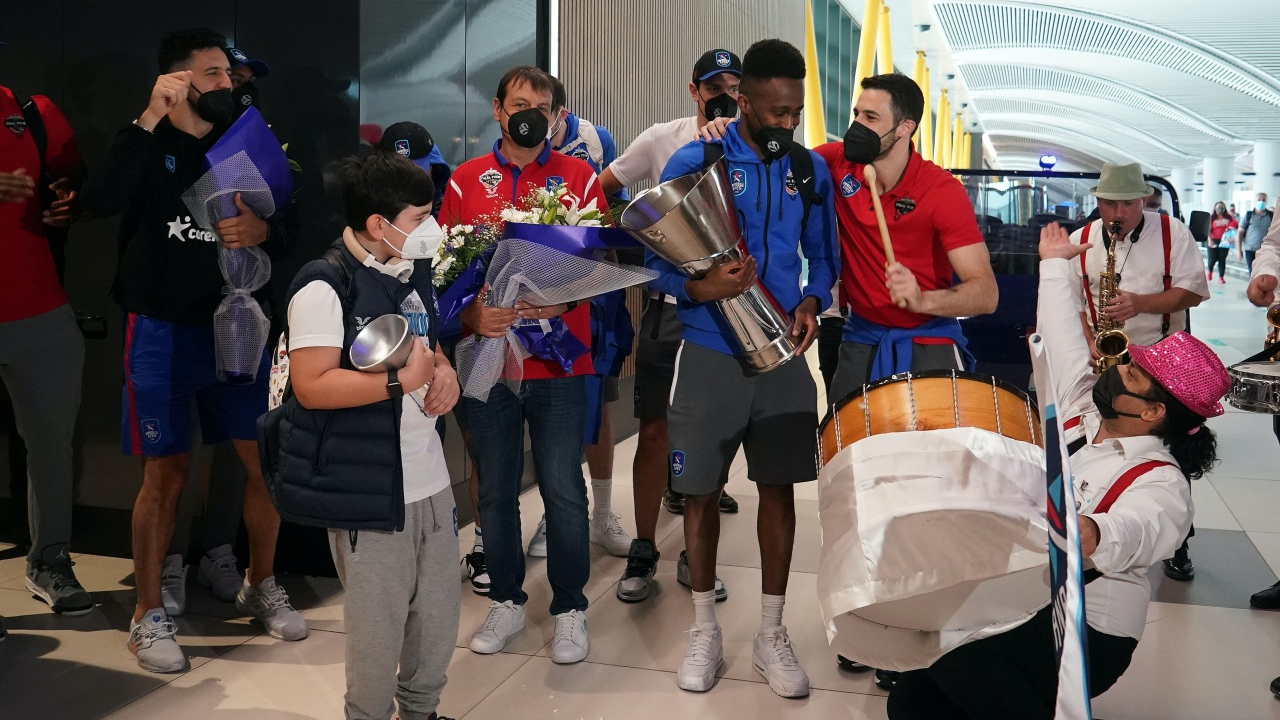 THY Euroleague şampiyonu Anadolu Efes yurda döndü