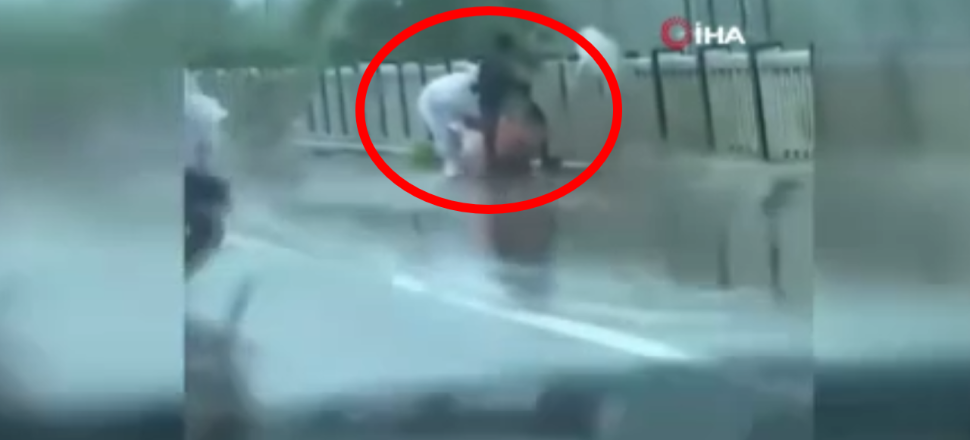 Hindistan’da inanılmaz görüntü! Koronavirüsten ölenlerin cansız bedenleri nehre böyle atılıyor