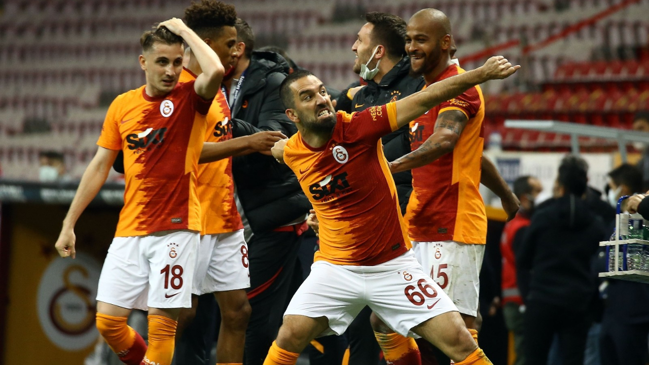 Galatasaray'da 12 futbolcu yol ayrımında