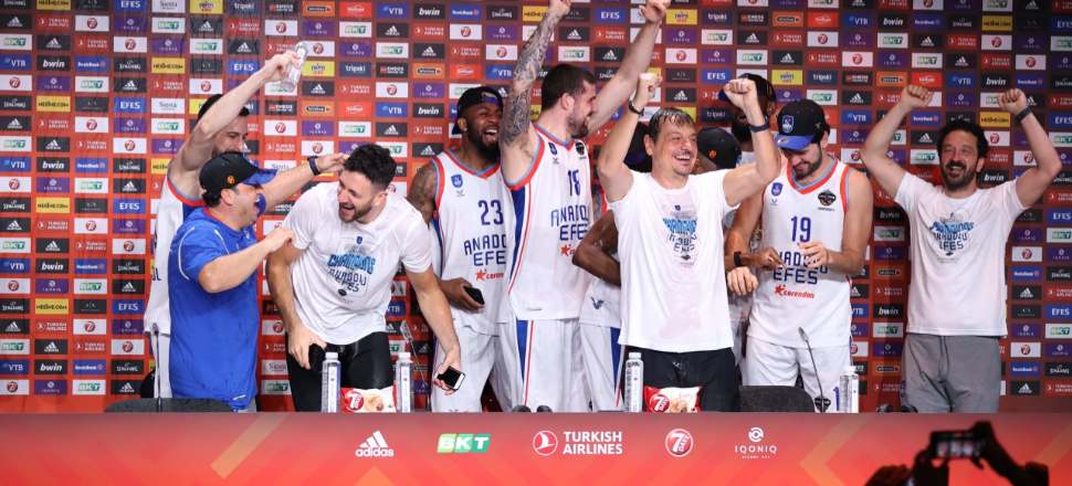 Ergin Ataman:  Kulübüm için, ülkem için çok mutluyum