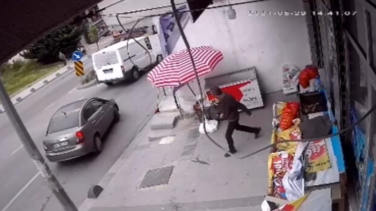 Minibüs, karşıya geçmeye çalışan genç kıza böyle çarptı
