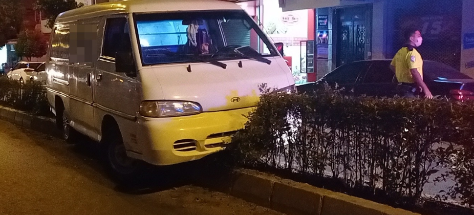Refüje çıktı, aracını öylece bırakıp kaçtı