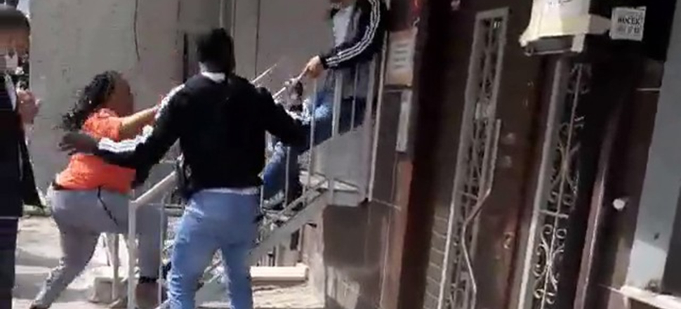 Hırsızlık şüphelileri Afrikalı kadının suratına tekme attı