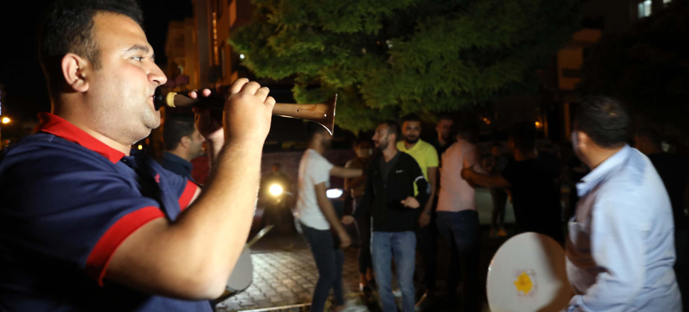 Açılma kararını duyan esnaf davullu zurnalı kutlama yaptı