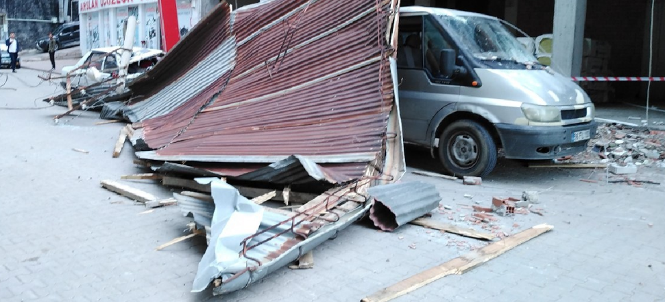 Çatılar uçtu, direkler devrildi