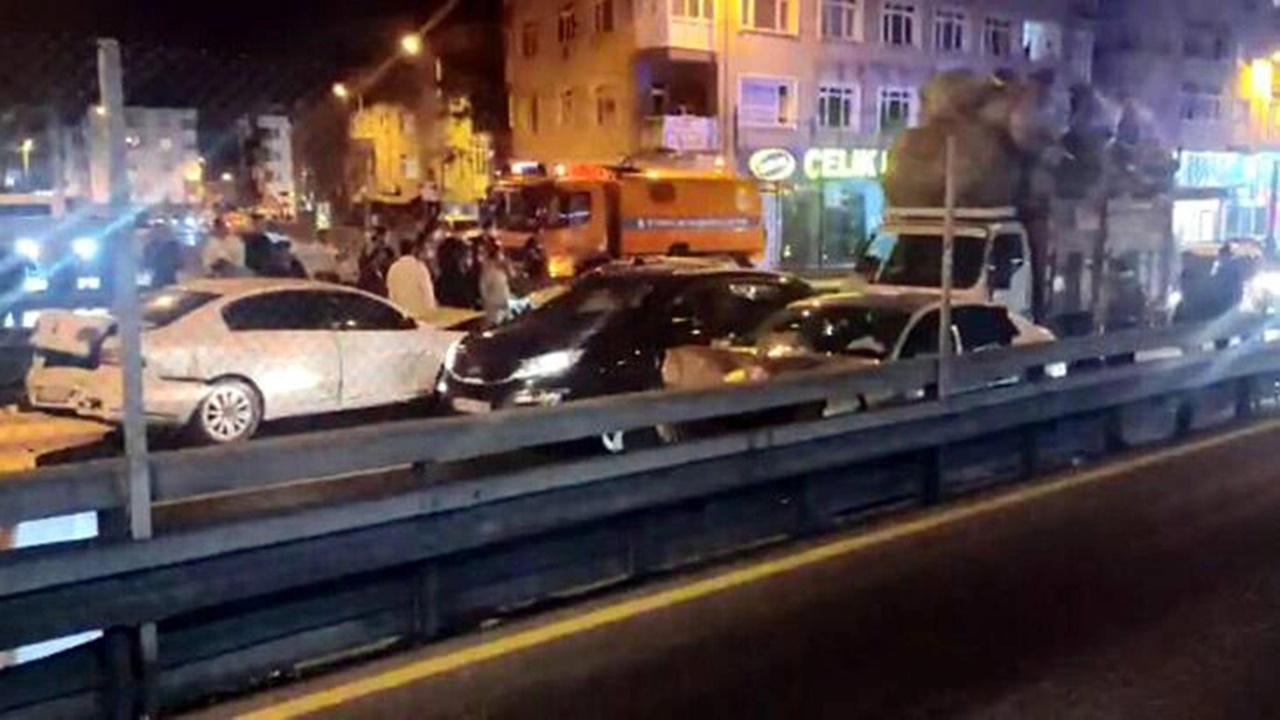 Avcılar'da zincirleme kaza! Araçlar birbirine girdi