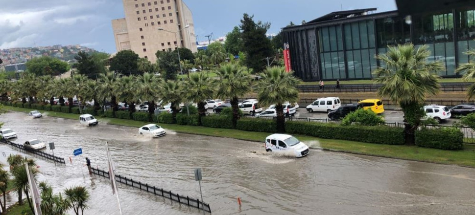 Samsun'da şiddetli sağanak: Caddeler göle döndü
