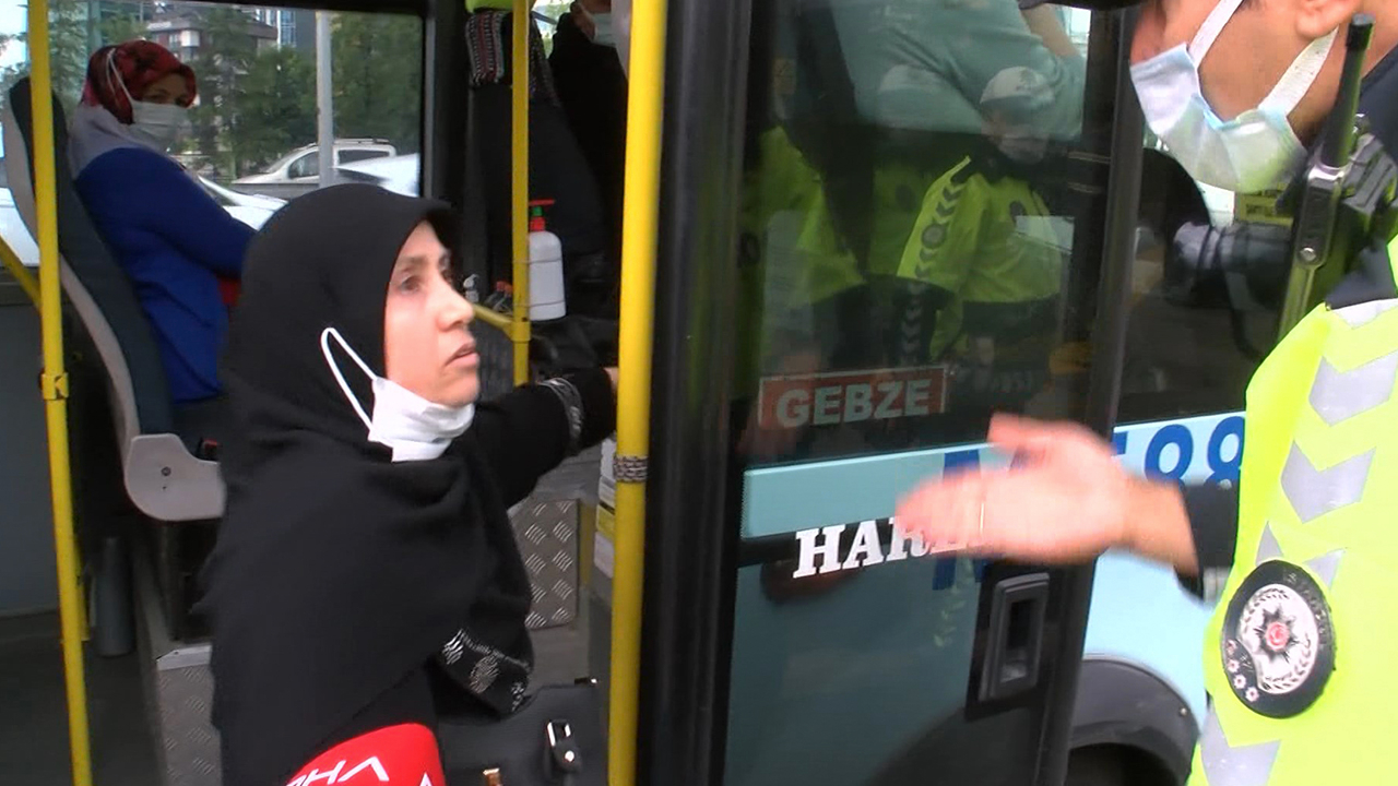 Maske takmayı reddeden kadın polisi çileden çıkardı