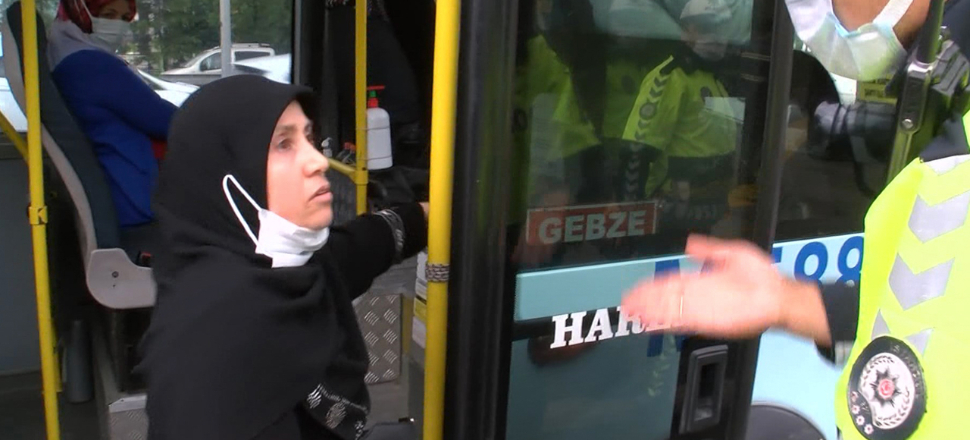 Maske takmayı reddeden kadın polisi çileden çıkardı
