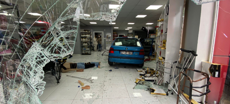 Direksiyonda kalp krizi geçirdi, araçla dükkana daldı