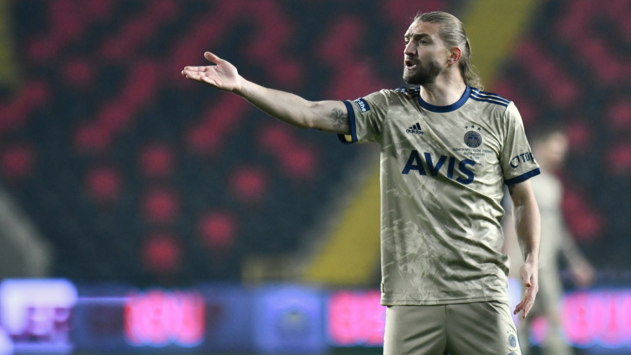 Fenerbahçe'de bir ayrılık daha... Caner Erkin'in uzatma opsiyonu kullanılmayacak