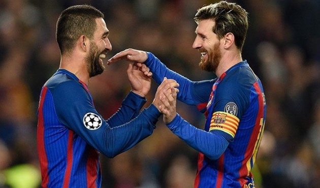 Messi takımdan gidecekler listesinden Arda Turan'ı çıkardı!
