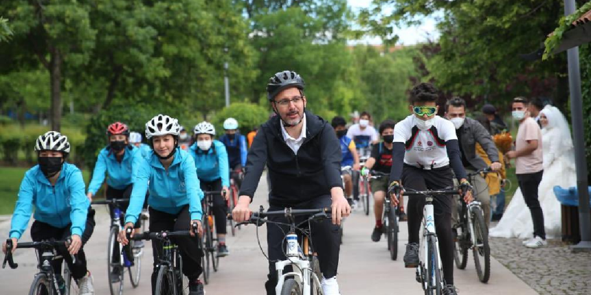 Bakan Kasapoğlu hem pedalladı, hem kampanya başlattı