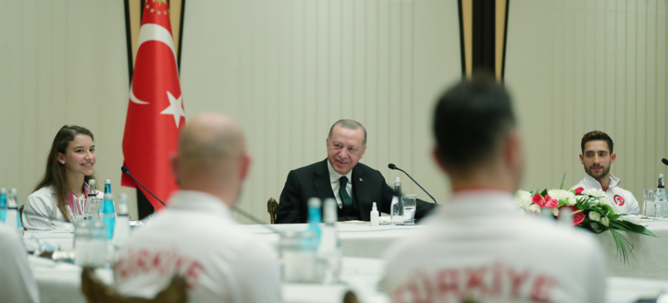Cumhurbaşkanı Erdoğan, şampiyon cimnastikçilerle buluştu