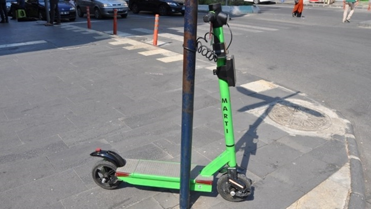İstanbul'da elektrikli scooter kararı: Yaş sınırı ve kaldırım yasağı geldi