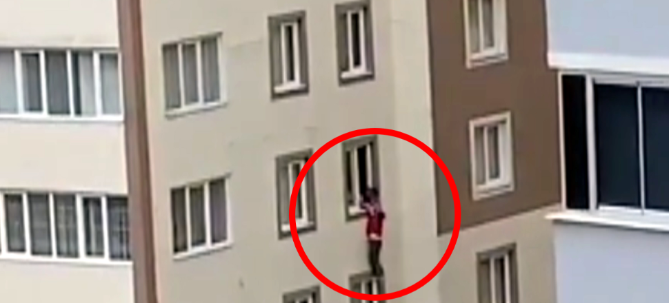 Tam pencereden düşerken bir el uzandı