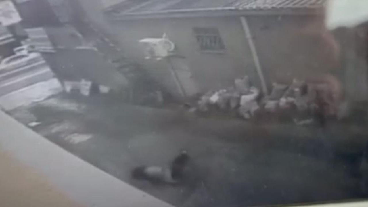 Genç kız çalıştığı iş yerinin camından böyle düştü