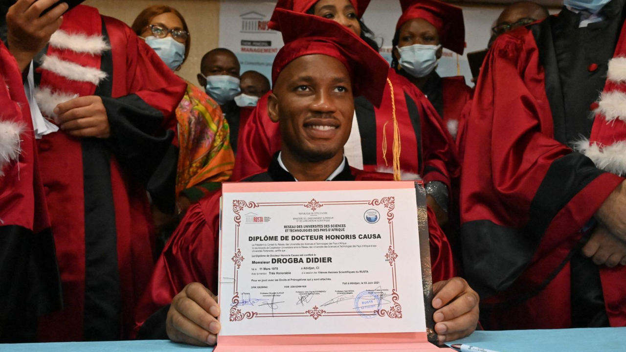 Afrika'da savaş durduran Didier Drogba'ya ülkesinde fahri doktora unvanı verildi