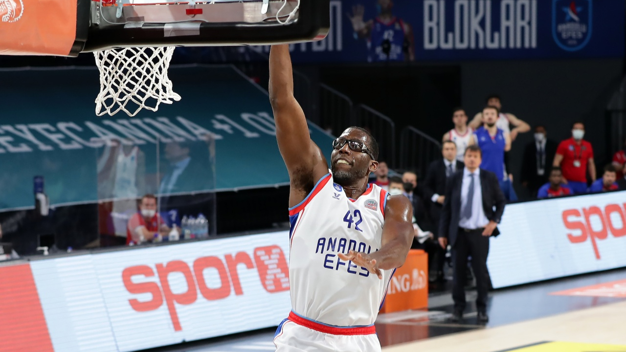 Anadolu Efes-Fenerbahçe Beko 111-71... Lacivert-Beyazlılar final serisine müthiş başladı