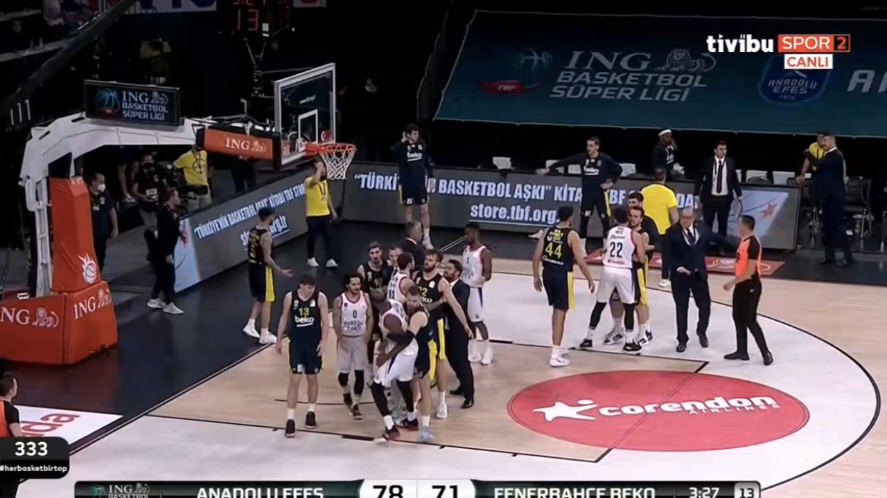 Chris Singleton-Melih Mahmutoğlu kavgası... Anadolu Efes-Fenerbahçe Beko final serisinde gergin anlar...